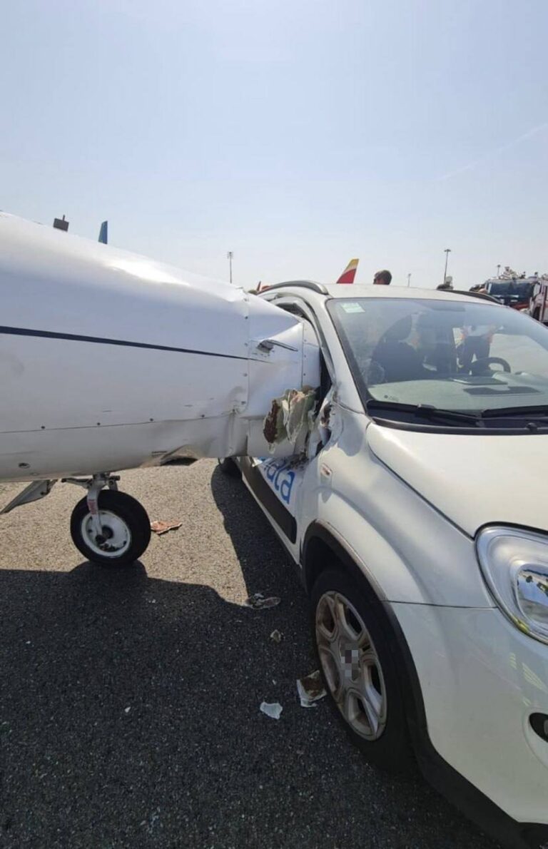 İTALYA'DA PİSTTE İLERLEYEN ÖZEL JETE ARABA ÇARPTI